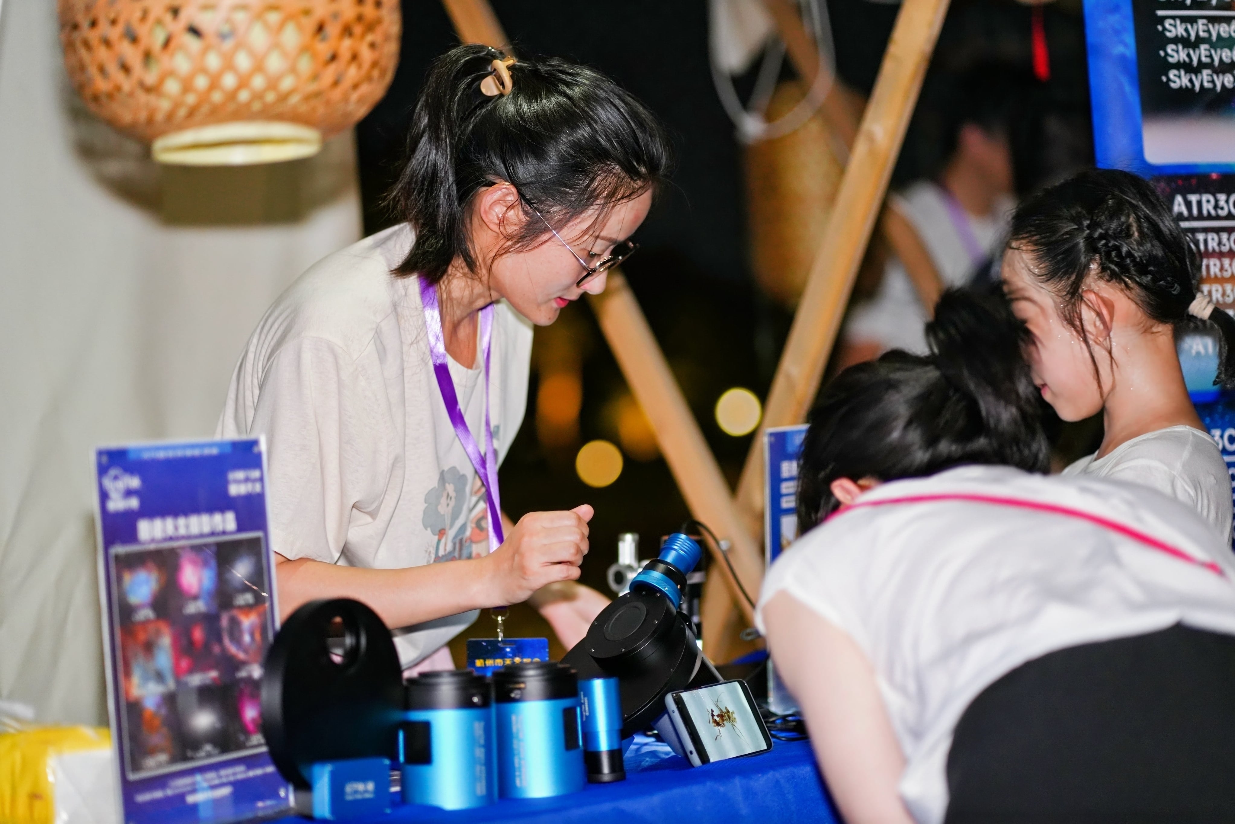ToupTek Astro booth visitor demonstration