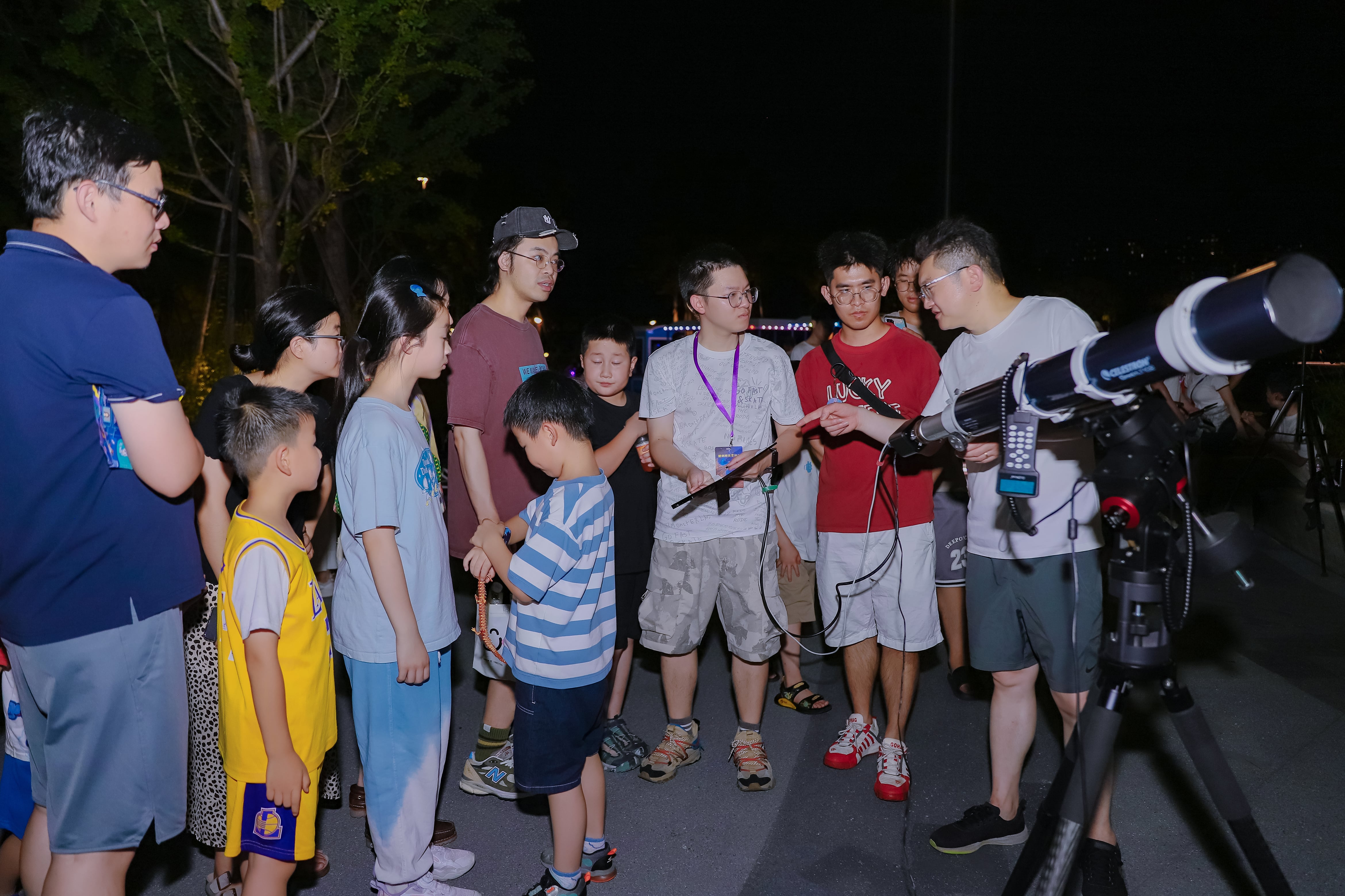 Public telescope observation demonstration