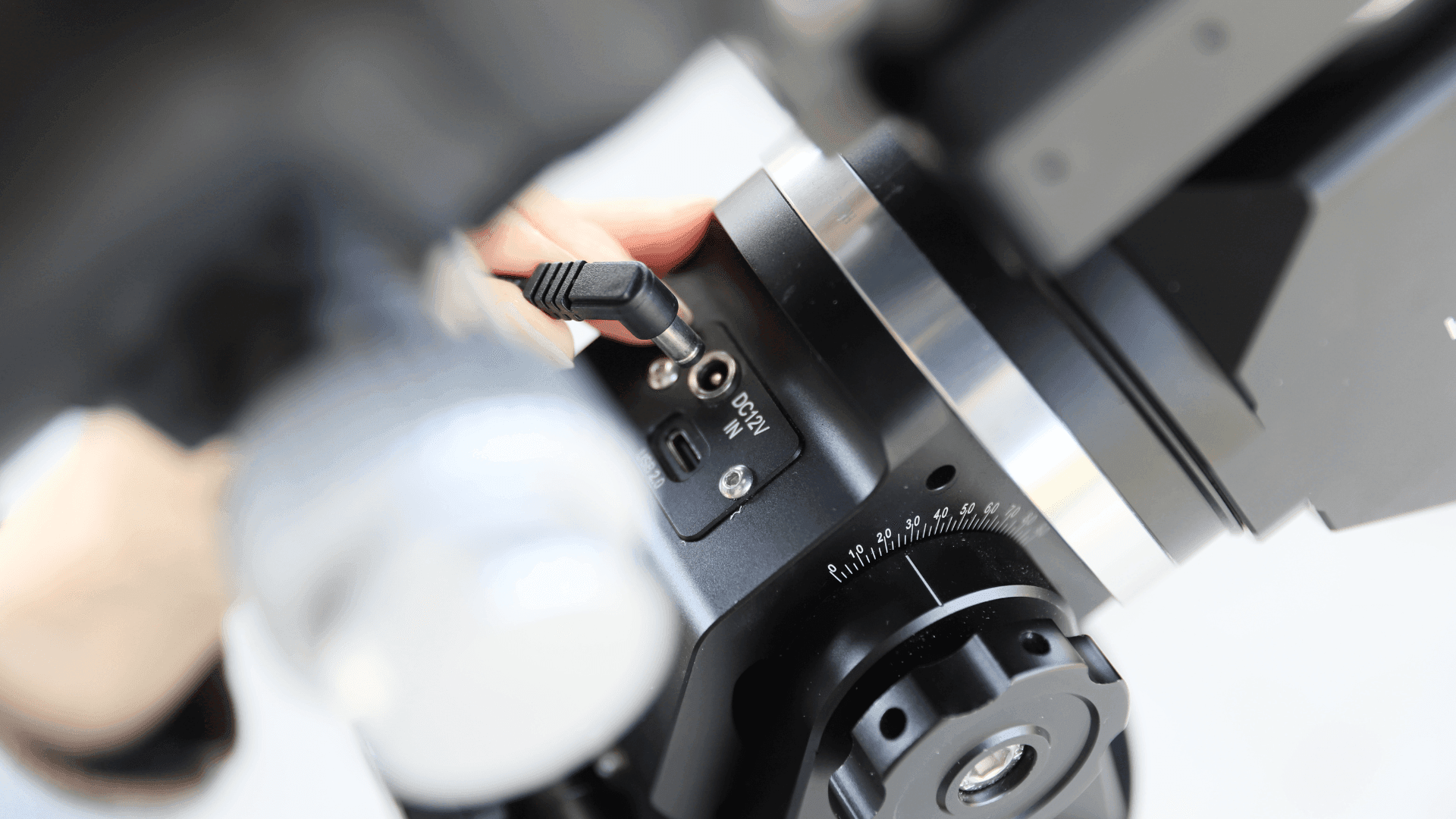 Equatorial mount DC input connection