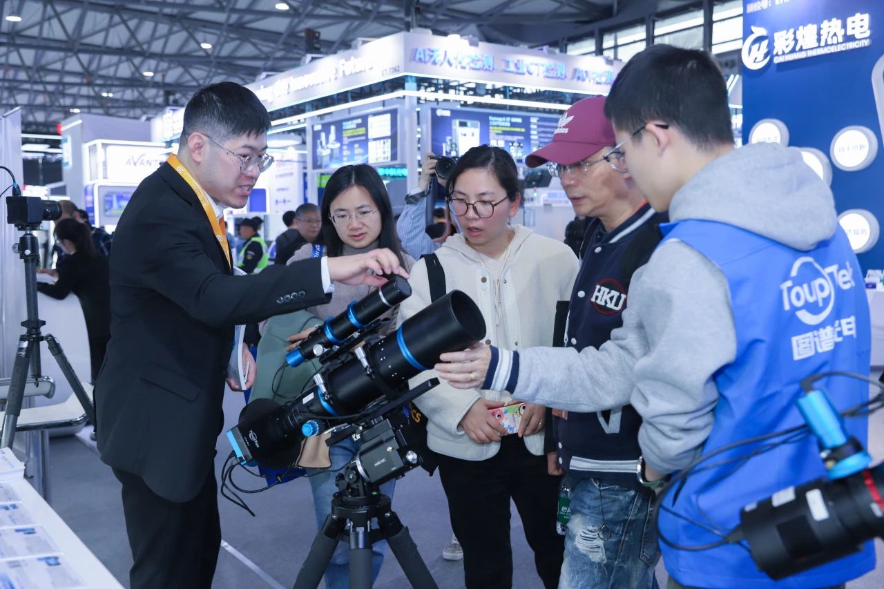 Interaktion am ToupTek Astro-Stand auf der Photonik-Ausstellung