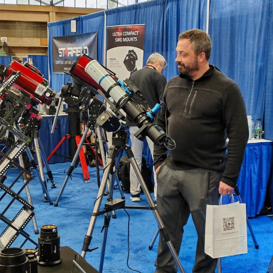 Equipo ToupTek Astro y visitantes en NEAF 2025